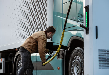 Nijwa Zero Volvo Trucks Electric laadpaal met oplaadkabel Nijwa Zero Volvo Trucks Electric laadpaal met oplaadkabel